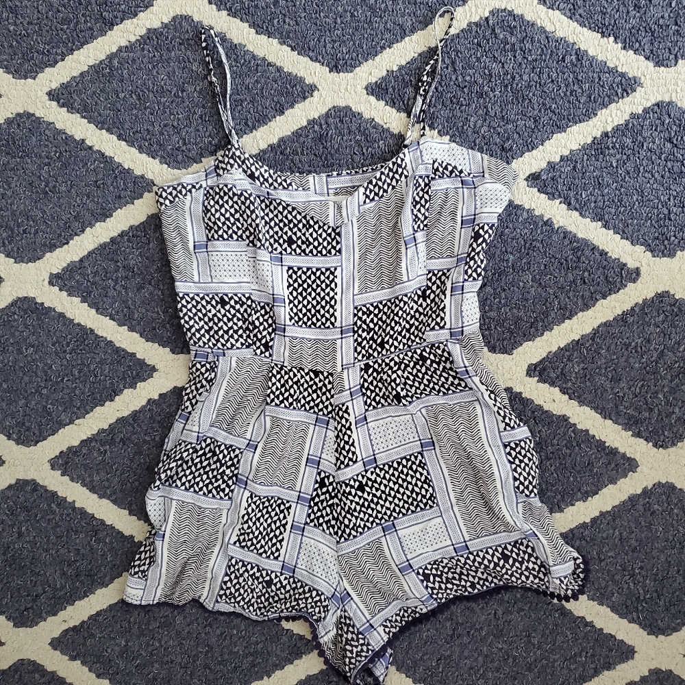 Patterned Romper - Picture 6 of 7